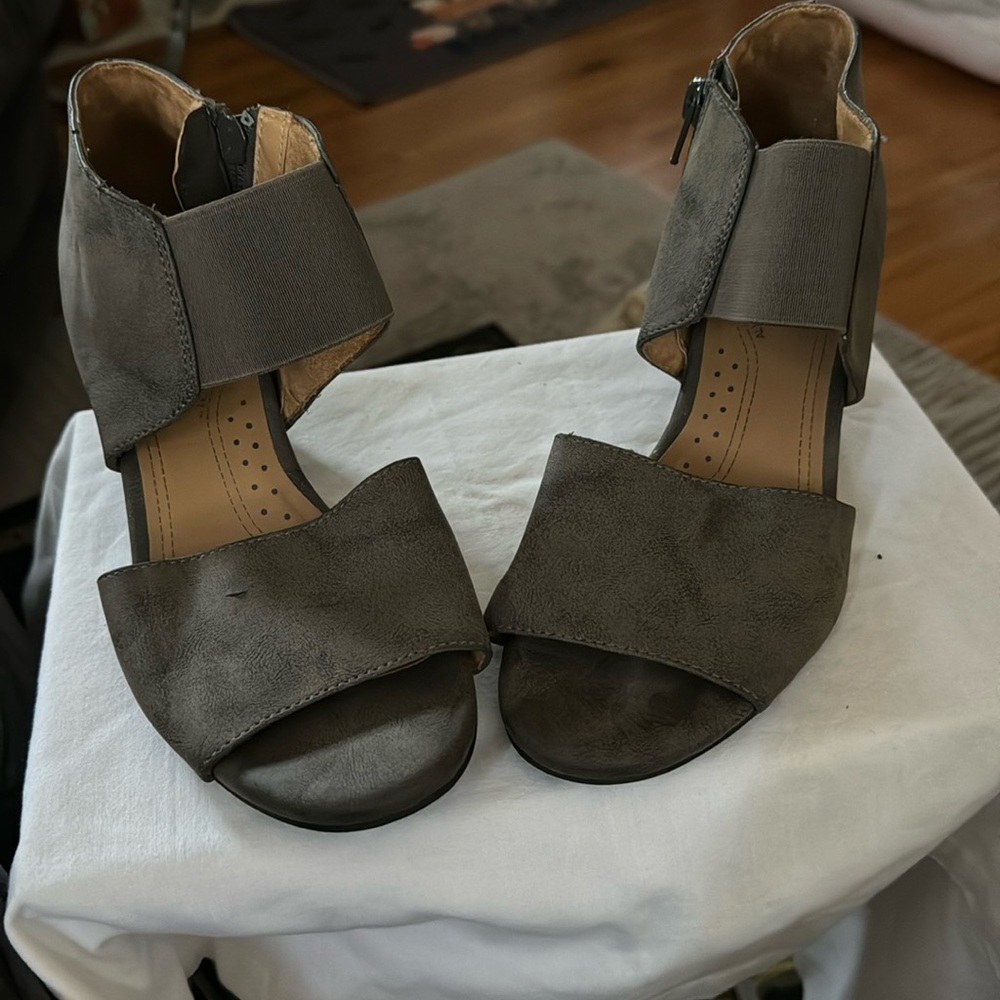 Natural Soul by Naturalizer Gray Dylan Women’s Size 8. 2.5” wedge heel